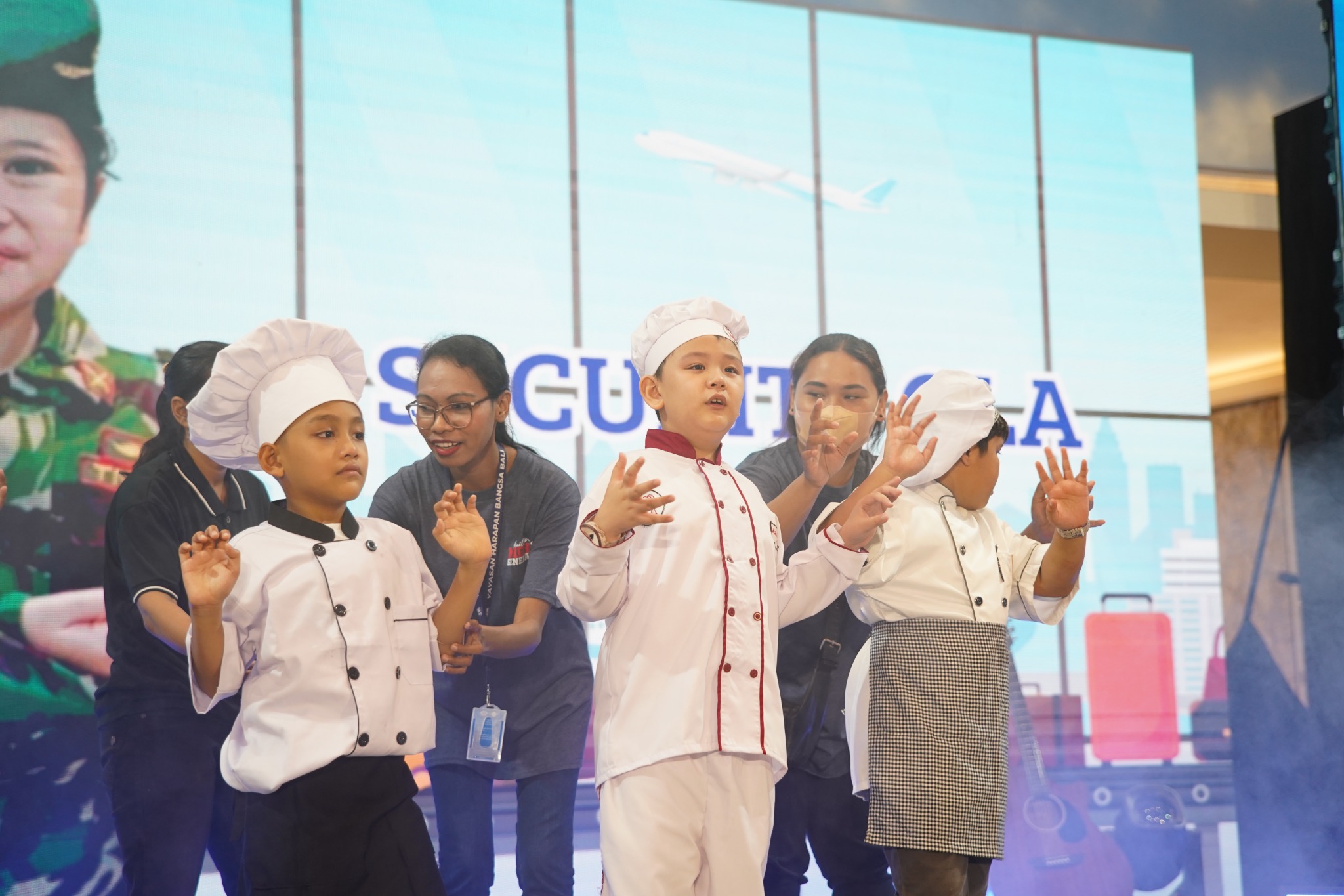 Siswa didampingi guru saat pentas kegiatan Tunas Bangsa Bali